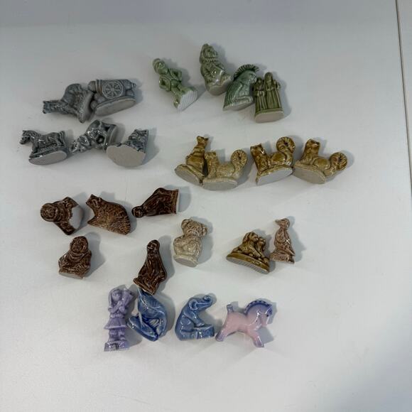 Lot of 25 Vintage Wade Whimsies England Red Rose Tea Miniature Figures Figurines - Picture 7 of 8